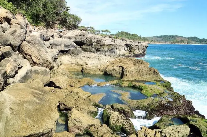 Pesona Pantai Kedung Tumpang: Surga Kolam Alami yang Eksotis di Tulungagung